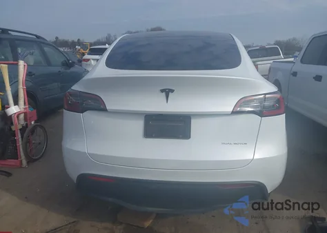 2025 Tesla Model Y Long Range Dual Motor All-Wheel Drive z USA, uszkodzony, nr VIN 7SAYGDEE0SA348668